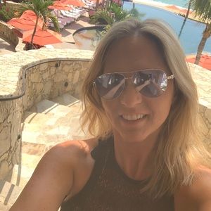 Meet your Posher, Debbie